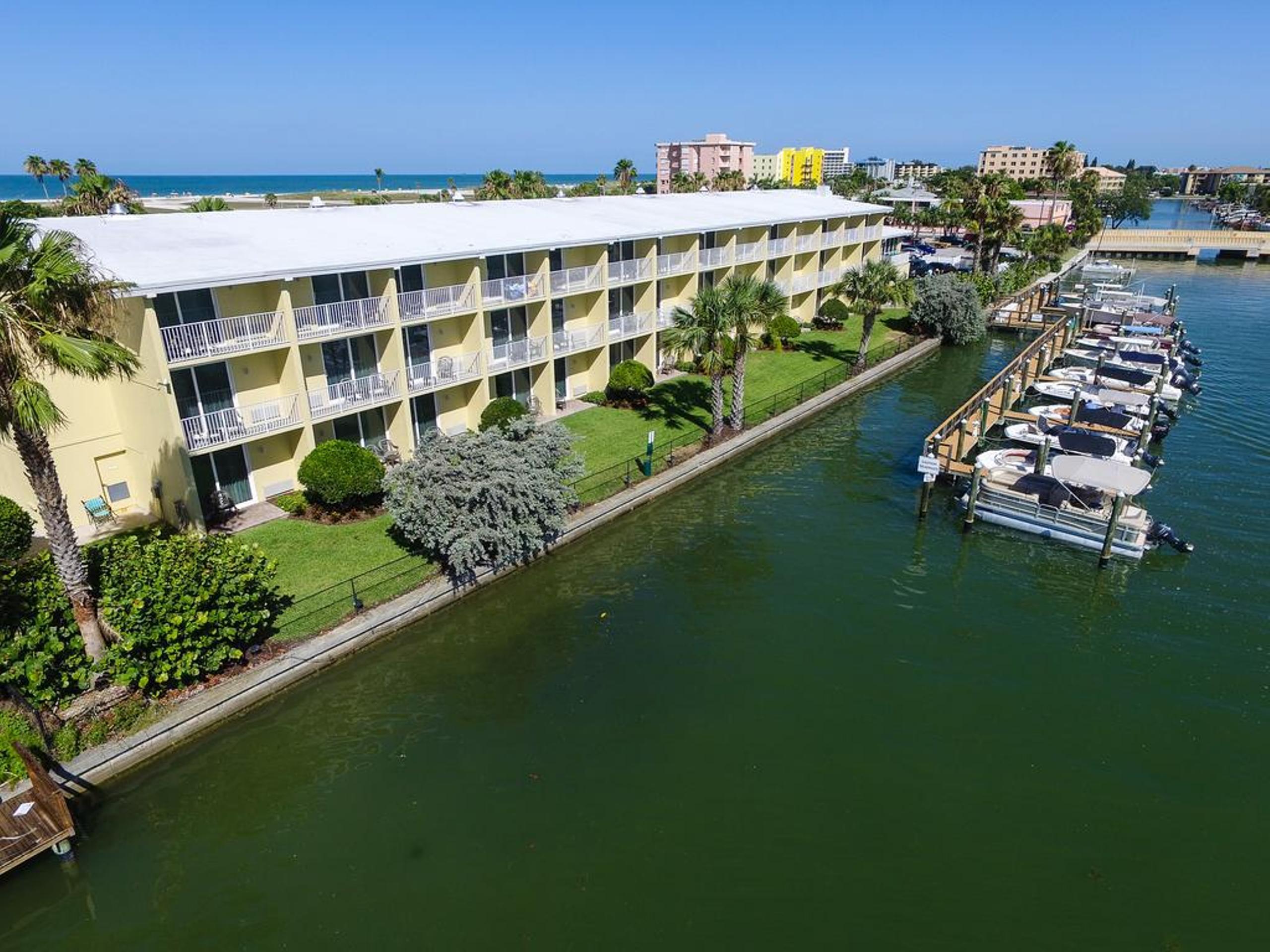 Treasure Island Hotel And Marina Сейнт Пийт Бийч Екстериор снимка